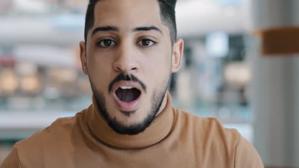 Portrait émotionnel excité jeune arabe gars ouvre la bouche dans l'étonnement surprise se sent choc exprimant l'incrédulité en regardant la caméra désapprobateur tremblant doigt montrant geste de mécontentement — Video