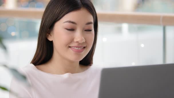 Ázsiai boldog hölgy koreai sikeres elégedett üzletasszony szabadúszó diák lány győztes nő specialista laptop mutatja rendben gesztus oké jel jóváhagyja egyetért finom kiváló jó üzlet gesztus — Stock videók