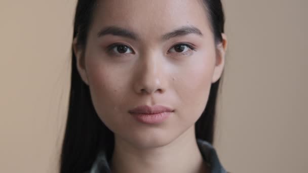 Asyalı, ciddi, sakin bir kadın yüzü. Milenyum portresi. Mükemmel ciltli, doğal makyajlı, üzgün, düz saçlı, Koreli esmer bir kadın. Feminizm ayrımcılığı — Stok video