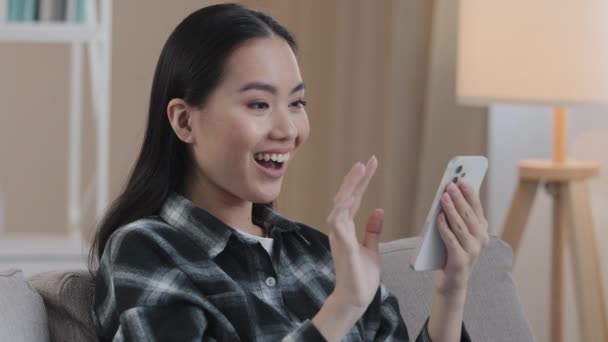 Close-up asijské dívka žena s mobilním telefonem swipe prohlížení on-line shop app výběru potravin oblečení v internetových službách e-shopping překvapený radosti vyhrává šťastný se slevami smartphone vítězství — Stock video