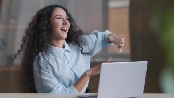 幸せな若い女の子のビジネス女性の従業員リラックスしてオフィスの机に座って大声で音楽ダンスを聞く勝利を祝うふり太鼓を演奏喜びを持っているオンラインベット職場で喜びを感じる — ストック動画