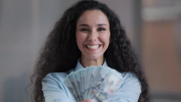Amazed arabian business woman executive worker σγουρή γυναίκα επενδυτής χαίρεται να πάρει πραγματική πληρωμή δολάρια νόμισμα κερδίσει λαχείο κέρδος χρηματικό έπαθλο λαμβάνοντας χρήματα μισθό μπόνους εργασίας έκπληκτος wow αποτέλεσμα — Αρχείο Βίντεο