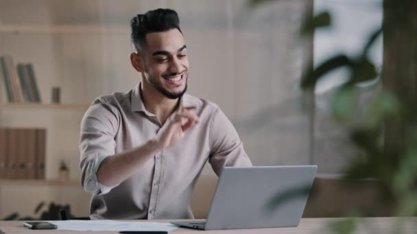 Sorridente felice arabo uomo lavoratore imprenditore finito compito computer lavoro rilassarsi sedersi sul posto di lavoro scrivania mettere le mani dietro la testa si sentono soddisfatti con il lavoro ben fatto sollievo dallo stress prendendo pausa dopo il successo affare — Video Stock