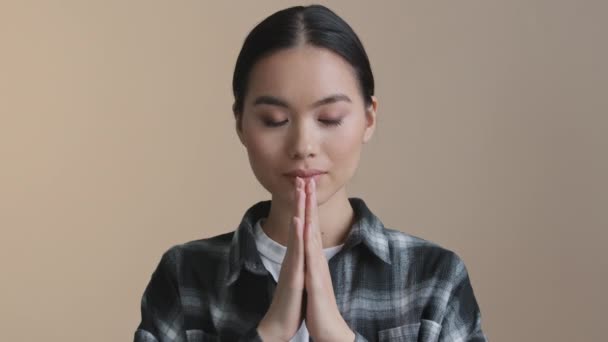Nahaufnahme Porträt asiatische ruhige Mädchen faltet Palmen vor Bogen namaste Gruß betet. Koreanisch Japanerin chinesische Frau bittet um Vergebung Entschuldigung Geste Hoffnung spirituelles Gebet mit gefalteten Händen — Stockvideo
