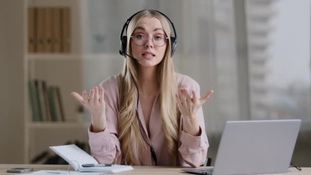 Vrouw hulplijn manager adviseur adviseur instructeur leraar op afstand leraar coach in hoofdtelefoon spreekt tonen gebaren in de lucht uit te leggen online briefing gids video oproep conferentie helpen op afstand e-learning — Stockvideo