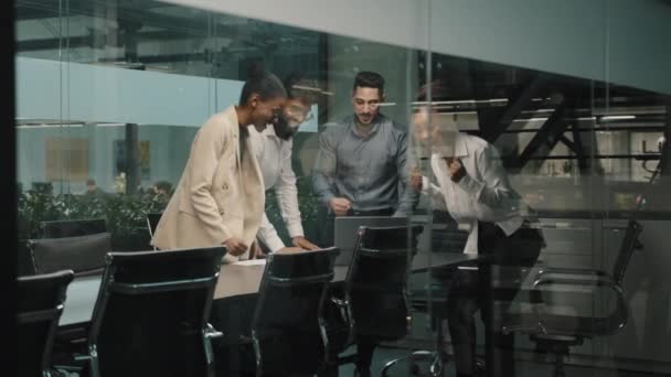 Equipo de negocios multiétnicos compañeros de trabajo mirando a la computadora portátil celebrando el éxito en el coworking sí gesto de ganar compañeros de trabajo corporativos felicitando logro emocionante victoria crecimiento financiero en línea — Vídeos de Stock