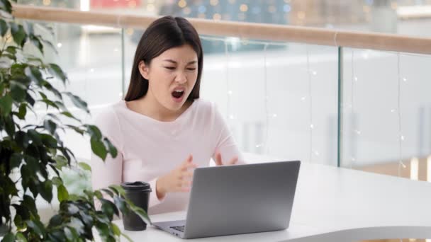 Förvirrad asiatisk kvinna arbetstagare användare läser dålig e-post på laptop känsla deprimerad chock stress att få obehagliga nyheter på nätet professionell examen misslyckande att få uppsägning meddelande förlorat jobb förlora — Stockvideo