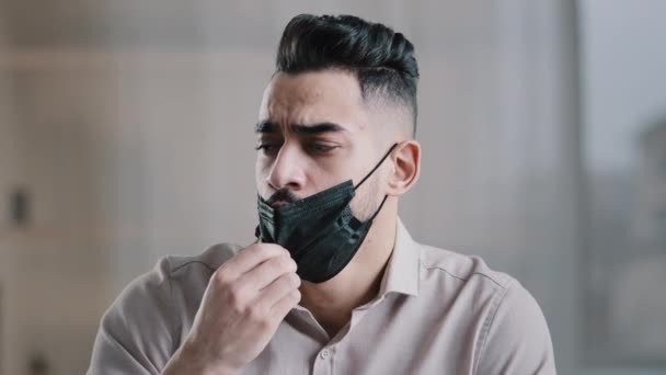 Portret duizendjarige uitgeputte man Arabische zakenman student zet medisch chirurgisch masker af gevoel vrije adem epidemie routine vermijd infectie coronavirus verwijderen gezichtsbescherming einde quarantaine — Stockvideo