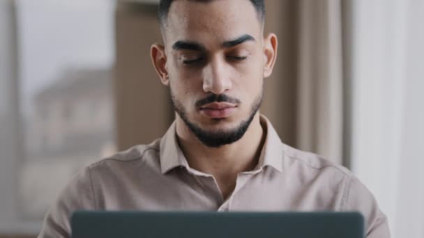 Ernstige mannelijke jonge Latijns-Amerikaanse zakenman investeerder freelancer agent typen op de computer op kantoor gericht ondernemer ontwikkelen van nieuwe project werken online analyseren van marktonderzoek informatie — Stockvideo