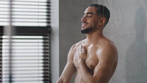 Musculoso árabe sexy hombre desnudo indio modelo deportista chico 30s guapo relajante hombre mojado desnudo lavado en el baño con jabón líquido gel de ducha espuma agua refresco casual lavado cuidado corporal — Vídeos de Stock