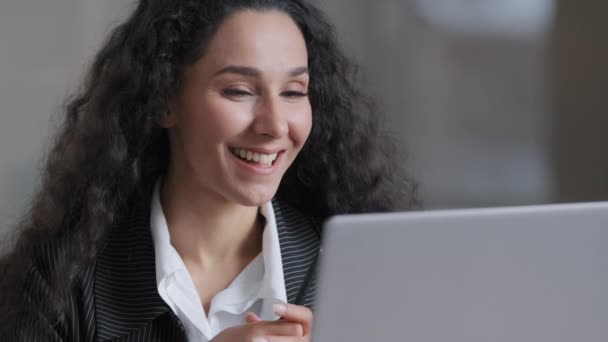 Mutlu İspanyol iş kadını kadın müşteri destek ajansı arkadaşlarıyla internet kamerasında görüntülü görüşme yapıyor gülümseyen Arap kız öğrenci proje çalışmasını yurt içi ofisindeki internet öğretmeniyle anlatıyor. — Stok video