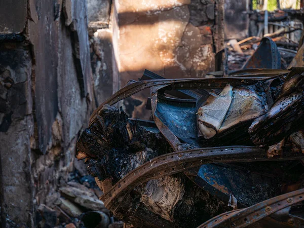 Kharkiv region, Skovorodinivka, Skovorodinovka, Ucrania - 05.07.2022: Quemado montón destruido de restos de metal de la construcción de bomberos bombardeo Skovoroda museo humo quema guerra destrucción ataque ardiente — Foto de Stock