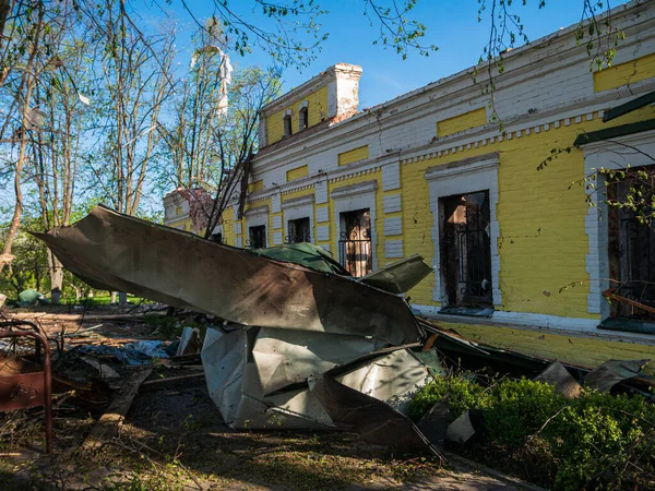 Kharkiv region, Skovorodinovka, Skovorodinivka, Ukraine - 05.09.2022: Huge heap metal burnt fragments debris of russian terrible bomb destroyed historical museum in Kharkov region damaged construction — Stockfoto