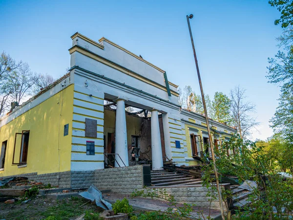 Harkov régió, Skovorodinovka, Skovorodinivka, Ukrajna - 05.09.2022: Elpusztult történelmi múzeum építészeti épület sérült légi bombázás háború Ukrajnában eredményeként bombázás orosz hadsereg — Stock Fotó