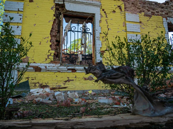 Région de Kharkiv, Skovorodinovka, Skovorodinivka, Ukraine 05.09.2022 : Les ruines de la maison civile endommagée bâtiment en briques à Kharkov après avoir bombardé l'attaque de missiles par l'armée russe brûlant la fenêtre grisée close-up — Photo