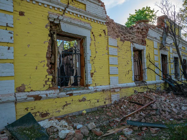 Região de Kharkiv, Skovorodinovka, Skovorodinivka, Ucrânia - 05.09.2022: Ruínas destroços de museu danificado de Skovoroda destruídos devido a atentado bombista agressão Rússia visão de teritório ucraniano civil — Fotografia de Stock