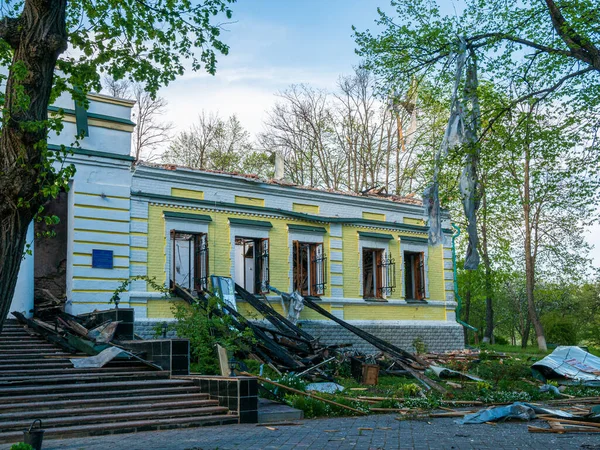 Région de Kharkiv, Skovorodinovka, Skovorodinivka, Ukraine 05.09.2022 : Skovoroda détruit le musée dévasté de Kharkov lors d'un attentat à la bombe russe épave de missiles terroristes dans la rue — Photo