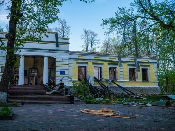 Région de Kharkiv, Skovorodinovka, Skovorodinivka, Ukraine 05.09.2022 : Invasion russe du territoire ukrainien Kharkov détruire les conséquences historiques musée résultat attentat à la bombe explosion destruction — Photo