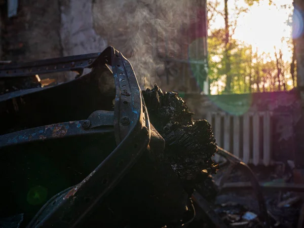 Região de Kharkiv, Kharkov, Skovorodinovka, Skovorodinivka, Ucrânia - 05.07.2022: ruínas fumantes queimadas destruíram equipamentos militares de queima de estacas metálicas no Museu Literário e Memorial de G. S. Skovoroda — Fotografia de Stock