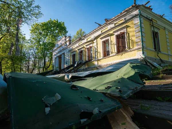 Харьков, Харьковская область, Сковородиновка, Сковородиновка, Украина - 05.07.2022: разрушенное здание музея Сковороды после вторжения России на Украину металлических осколков от бомбежек — стоковое фото