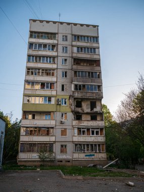 Kharkov, Ukrayna - 05.07.2022: Rus işgali Ukrayna şehri yıkılmış evleri bombaladı savaş mültecileri, roket saldırısı sonrası yıkılan Harkiv yıkıldı
