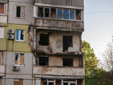 Kharkiv, Kharkov, Ukrayna - 05.07.2022: yanmış balkon camları tahrip edilmiş savaş sonrası askeri binalar apartman dairesine atılan bombardıman bombardımanının askeri sonuçları