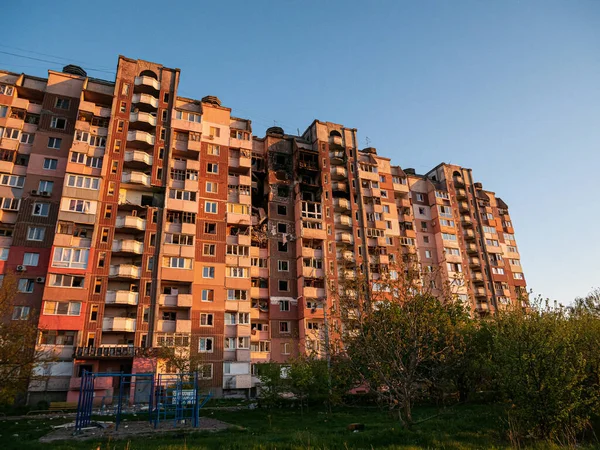 Charkov, Charkov, Ukrajina - 05.07.2022: Válka na Ukrajině zřítí město ničení dům zničit civilně zničené obytné budovy bytu v důsledku bombových útoků ruské armády. Ruská invaze — Stock fotografie