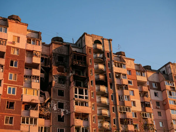 Kharkov, Ukrayna - 05.07.2022: Ukrayna 'nın savaş bombardımanı sonrası yıkılan Ukraynalılara karşı Rus askeri suç soykırımının alttaki görüntüsü