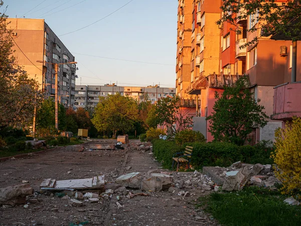 Kharkiv, Kharkov, Ukrayna - 05.07.2022: Ukrayna 'nın Ukrayna' da bombalanan bombardıman evlerinin boş sokak parçaları şehir savaşındaki sivil yerleşim bölgeleri.