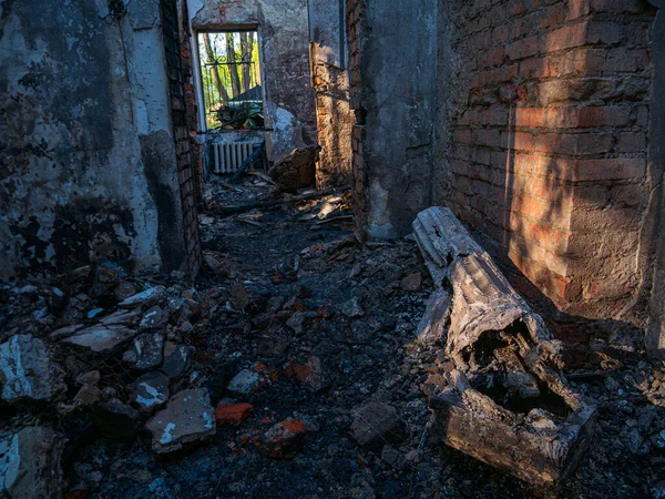 Jarkov región, Skovorodinovka, Skovorodinivka, Ucrania - 05.07.2022: paredes deshuesadas ruinas escombros cenizas consecuencias misil aéreo ruso destruido museo histórico guerra terrorismo ataque con cohetes — Foto de Stock