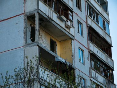 Kharkiv, Kharkov, Ukrayna - 05.07.2022: Patlamanın ardından sivil bina havaya uçtu, ev havaya uçtu, cam camlar kırıldı, apartmanlar hasar gördü, savaş bombaları patladı