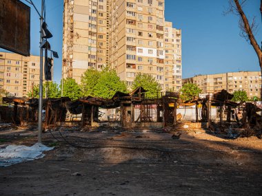 Kharkiv, Kharkov, Ukrayna - 05.07.2022: yanan araba yıkama istasyonu metal inşaatı sivil evleri bombaladıktan sonra savaş sonrası bombalama