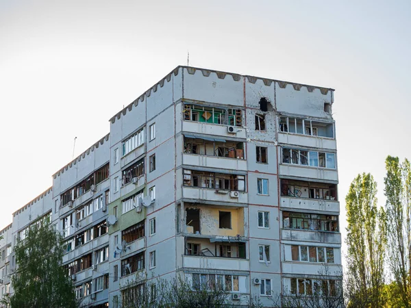 Kharkiv, Kharkov, Ukraine - 05.07.2022: burnt destroyed civilian building apartment after bombing rocket strike shelling military demanded russian terrorists attacks Ukrainian people genocide war — Foto Stock