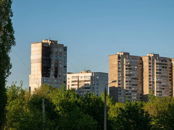 Kharkiv, Kharkov, Ουκρανία - 05.07.2022: κατεστραμμένο εμφύλιο πόλεμο σπίτια στην Ουκρανία με ρωσικής εισβολής δολοφονία Ουκρανών κατάληψη της εισβολής της πόλης σπασμένα παράθυρα μετά από πυραυλική επίθεση — Φωτογραφία Αρχείου