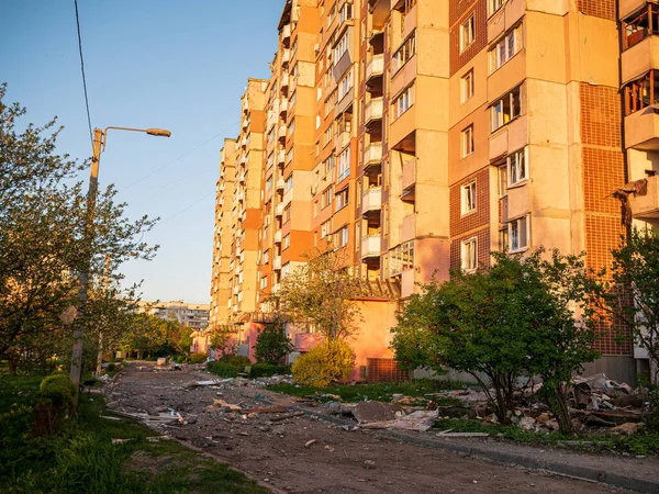 Kharkiv, Kharkov, Ukrayna - 05.07.2022: bombardıman evlerinin bombalandığı sivil yerleşim alanının enkazı, bombardıman altındaki metal parçalarıyla bombardıman edilmiş boş sokak, tuğla savaşı. — Stok fotoğraf