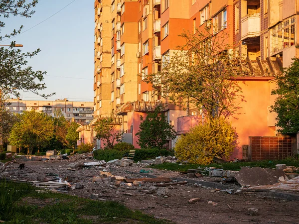 Kharkiv, Kharkov, Ukraine - 05.07.2022：ruined empty street with metal fragments of military weapon wreckages of building bombed house civilian residential region in city war shelling bricks war — 图库照片