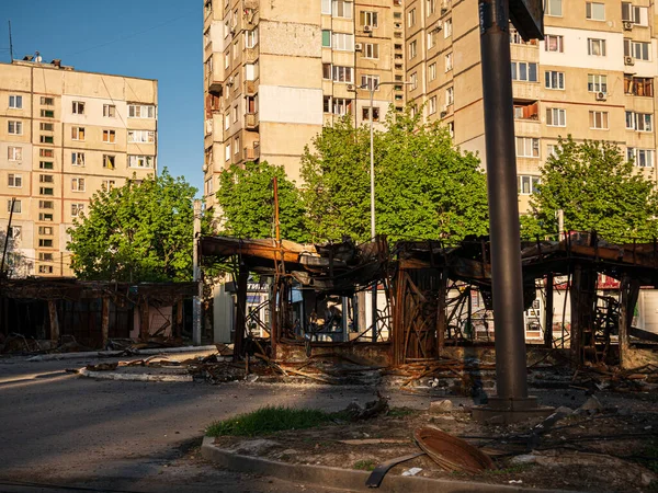 Kharkiv, Kharkov, Ukrayna - 05.07.2022: Füze saldırısı sonrası sivil evleri bombaladıktan sonra sokaktaki yıkılan araba yıkama istasyonu metal inşaat kalıntıları