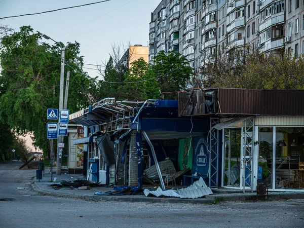 Харьков, Харьков, Украина - 05.07.2022: сожжено разрушенное здание трамвайной остановки трамвайной остановки металлическое строительство на улице города после бомбардировки гражданского дома после ракетного удара — стоковое фото