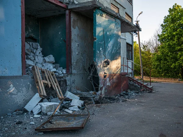 Kharkiv, Kharkov, Ucrânia - 05.07.2022: visão externa destruída parede casa civil janela quebrada porta tijolos fragmentos de construção após bombardeio pelo exército russo ataque invasão das cidades ucranianas guerra — Fotografia de Stock