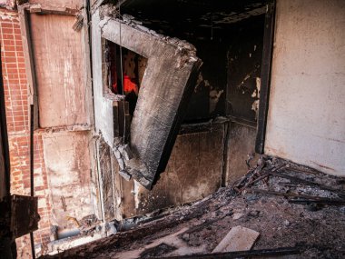 Kharkiv, Kharkov, Ukrayna - 05.07.2022: İç görünüm, Rusya 'nın saldırı savaşında Ukrayna soykırımında yeşil çimen beton duvarlı sivil apartman penceresini tahrip etti