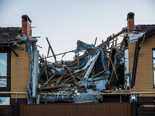 Kharkiv, Kharkov, Ukraine 05.07.2022 : Maison détruite avec toit fissuré destruction militaire après les attaques de l'armée russe bombardement guerre dans les appartements civils de Kharkov perte de la maison — Photo