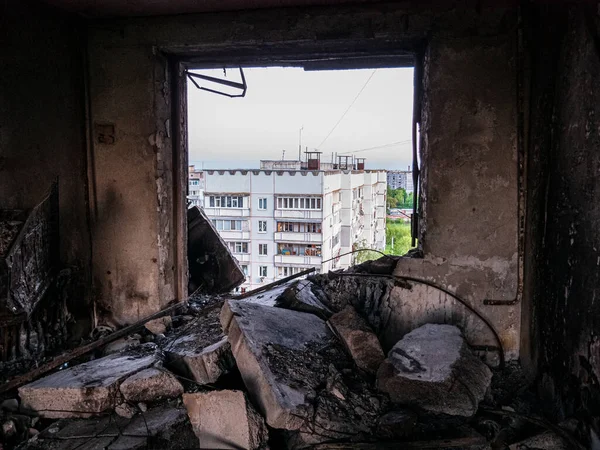 Kharkiv, Kharkov, Ukraine - 05.07.2022 : vue de l'intérieur depuis un appartement détruit salle brisée après un bombardement de missiles par l'armée russe attaque aérienne sur une maison civile construction guerre dans la ville ukrainienne — Photo