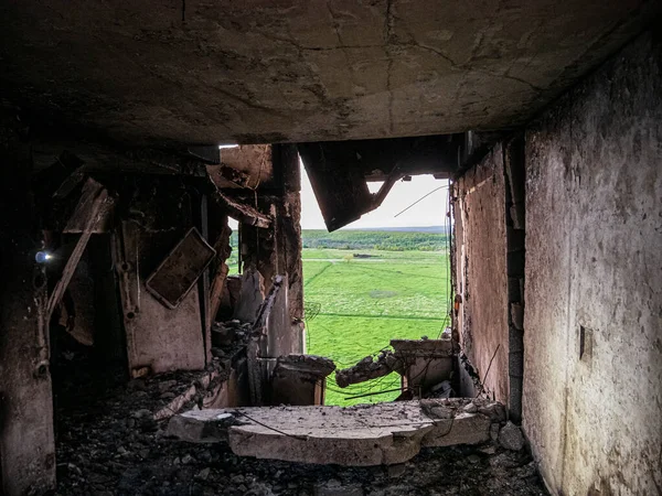 Kharkiv, Kharkov, Oekraïne - 05.07.2022: ruïnes verwoesten burgerlijk appartement verwoest woongebouw na bombardementen door het Russische leger binnenkant bekijken verpletterende muur in huis betonnen fragmenten — Stockfoto