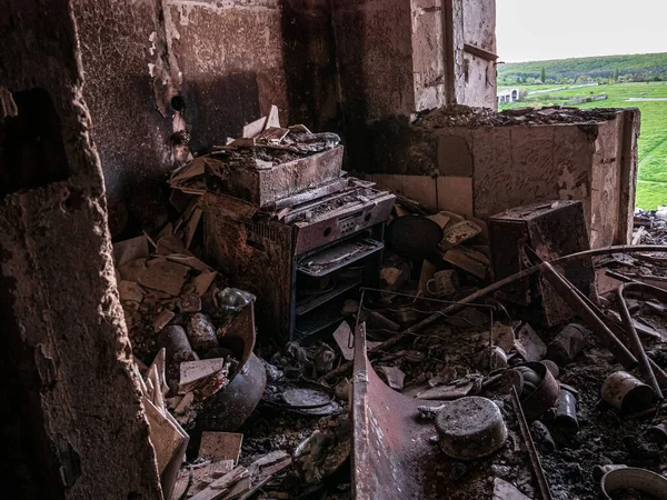 Kharkiv, Kharkov, Ucrânia - 05.07.2022: vista da sala de cozinha do apartamento destruído fogão quebrado após fragmentos de ataque de mísseis tijolos de metal paredes quebradas guerra ucraniana com a Rússia invasão russa — Fotografia de Stock