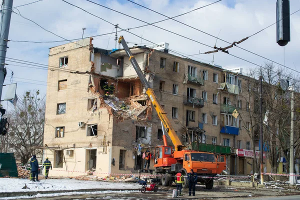 Kharkiv, Ukraine 05.06.2022 : Terrible bâtiment détruit dans la grue de rue de la ville démantelant les dégâts destruction de la maison brisée en raison de bombardements guerre d'agression russe en Ukraine conséquences de la roquette à bombes — Photo