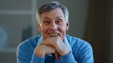 Kafkas başarısı 60 'lı yaşlarda yaşlı bir adamı şaşırttı. Emekli erkek işadamı. Büyükbaba kameraya bakıyor.