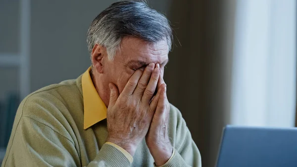 Senior mature older businessman looking laptop nervous work stress problems losing failure at home office elderly man receiving bad news on computer upset frustrated troubled financial difficulties — Photo