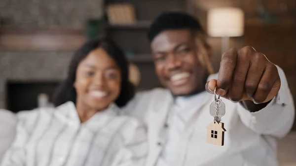 Zamazany nieostry widok Afroamerykanin żonaty para nowożeńców żona i mąż trzymając klucze do nowego domu wynajmowane mieszkanie szczęśliwy z nieruchomości. Dziewczyna i chłopak zadowoleni mieszkając razem — Zdjęcie stockowe