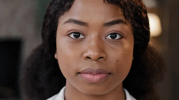 Retrato femenino solo en interiores serias tranquilas confiadas empresaria afroamericana estudiante estudiante con mujer de piel perfecta mirando a la cámara en el espacio de trabajo de la oficina en el hogar intimidación racismo feminismo — Foto de Stock