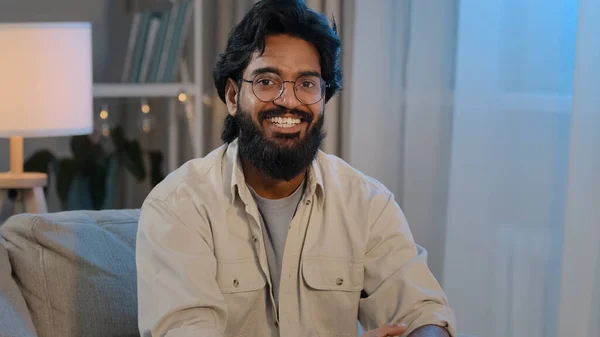 Arab szakállas meglepett indiai sokkos férfi szemüvegben otthon nézi a kamerát azt mondja wow széles kinyitja a szemét és a száját meglepetés váratlan hírek boldogság válasz igen öröm lelkes reakció — Stock Fotó